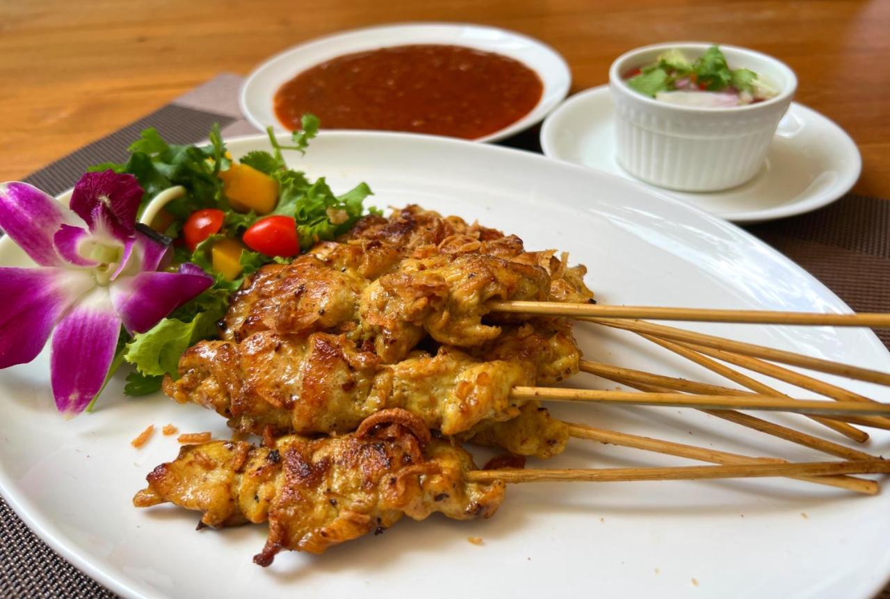 Hotel Patong Heights Exteriér fotografie Thai chicken sate