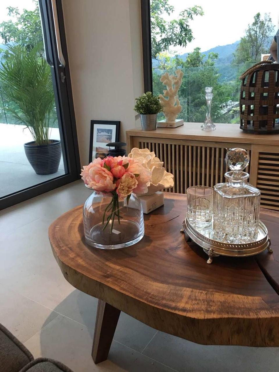 Hotel Patong Heights Exteriér fotografie A table with a flower vase