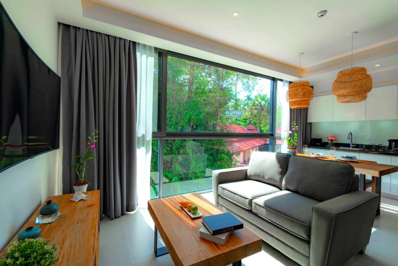 Hotel Patong Heights Exteriér fotografie A living room with a sofa